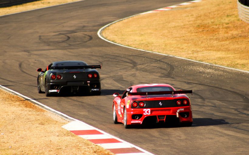 赤と黒のフェラーリ 820x510 - 男心をくすぐる、最高のスポーツカーを紹介